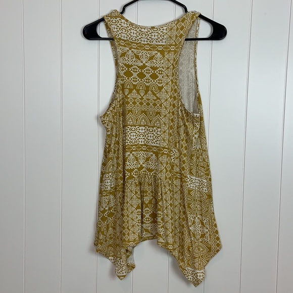 NWOT Eyeshadow Clothing women's sleeveless high-low hem top size Medium - Picture 3 of 4